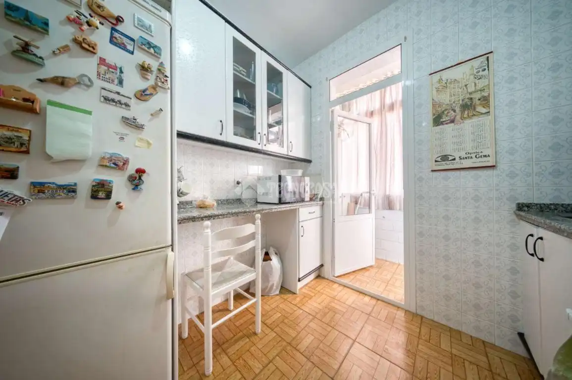 Kitchen of Flat for sale in Valladolid  with Heating, Parquet flooring and Furnished
