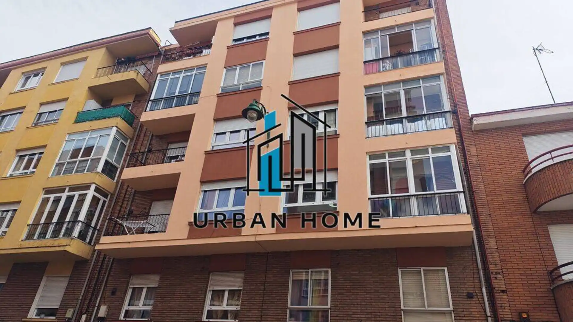 Vista exterior de Pis en venda en León Capital  amb Calefacció, Terrassa i Moblat