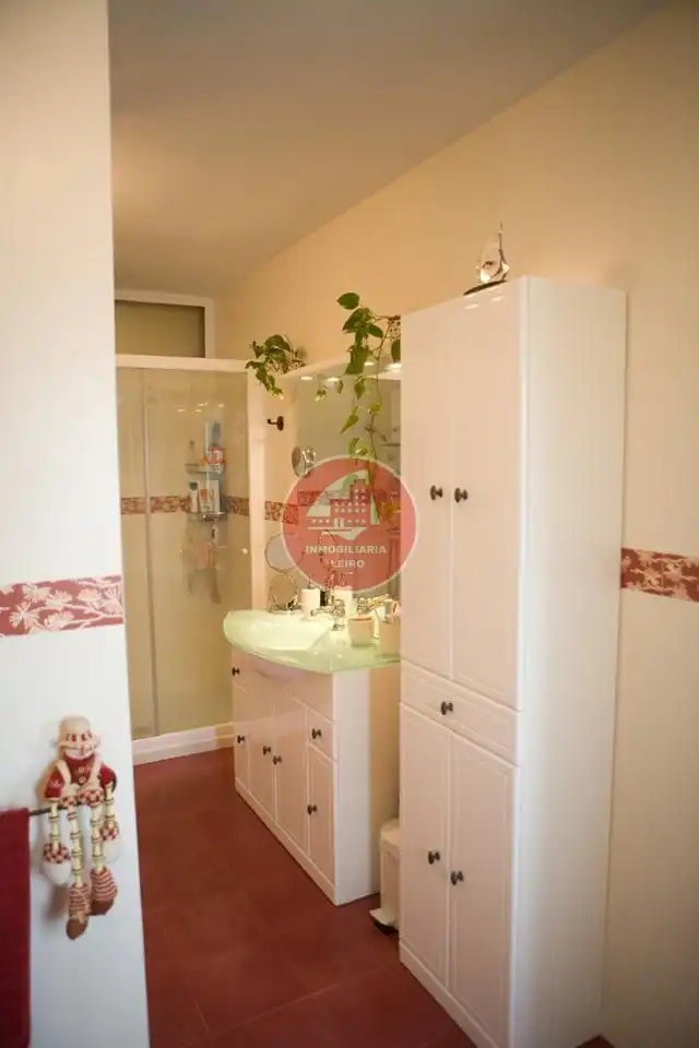 Bany de Casa o xalet en venda en Pontevedra Capital  amb Jardí privat, Terrassa i Moblat