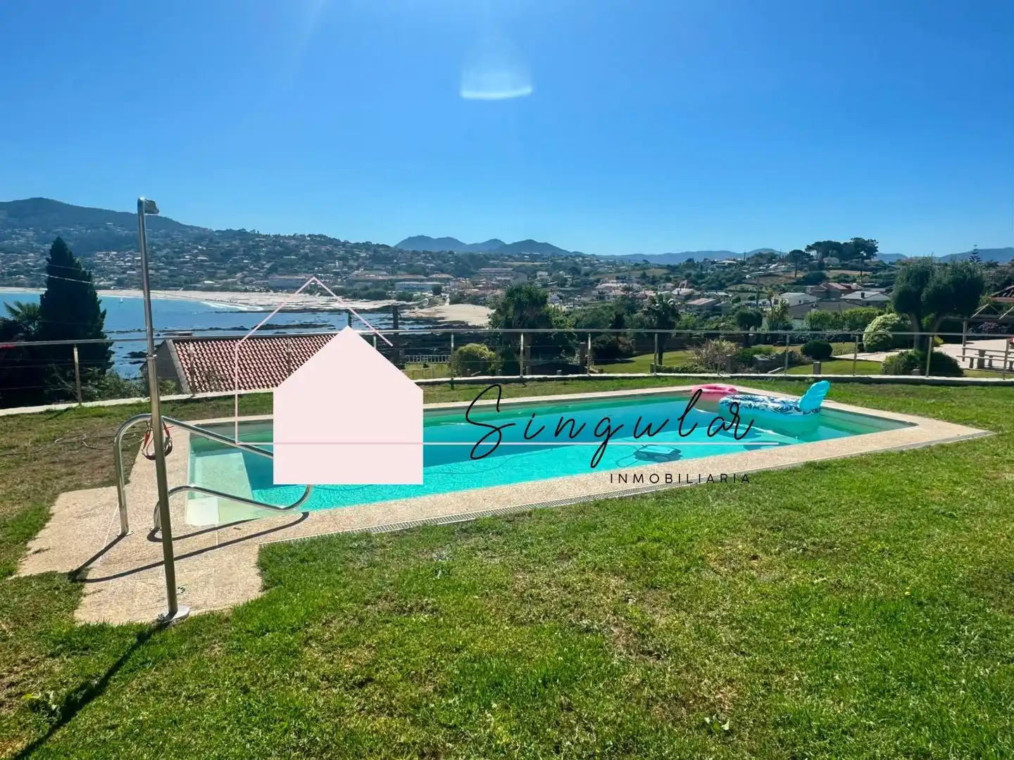 Piscina de Casa adosada de alquiler en Nigrán con Jardín privado y Piscina comunitaria