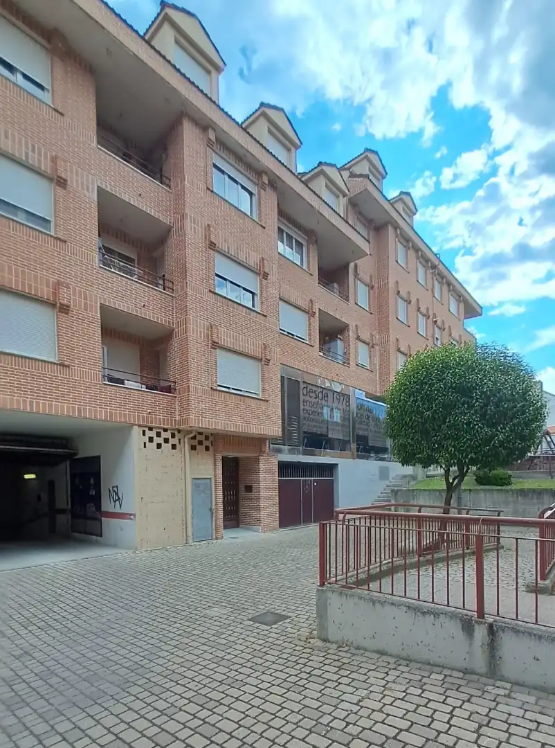 Außenansicht von Wohnung zum Verkauf in Cuéllar mit Heizung, Parkett und Abstellraum