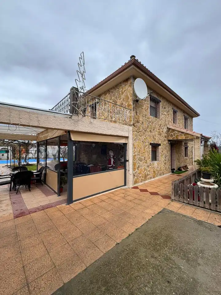 Vista exterior de Casa o xalet en venda en Cadrete amb Aire condicionat, Calefacció i Jardí privat