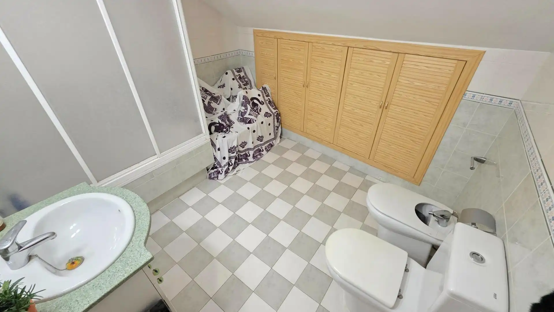 Badezimmer von Dachboden zum Verkauf in Gandia mit Klimaanlage, Terrasse und Abstellraum