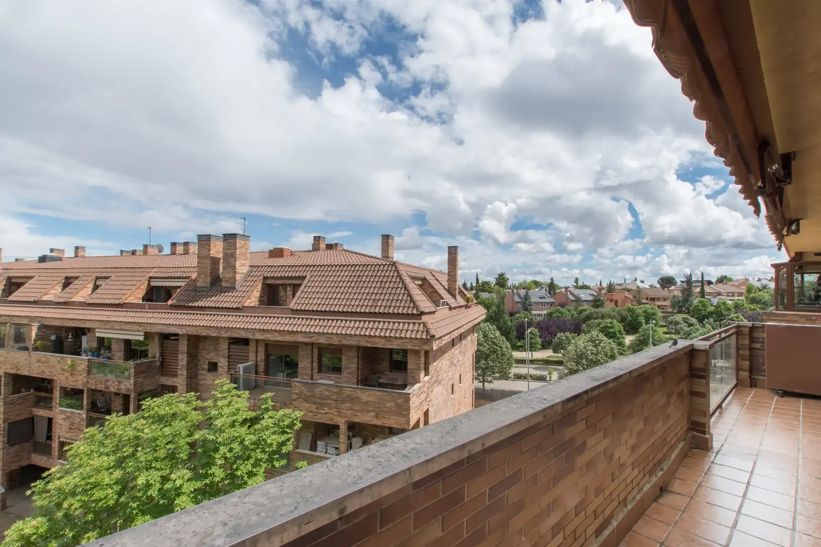 Vista exterior de Àtic en venda en Pozuelo de Alarcón amb Aire condicionat, Calefacció i Jardí privat