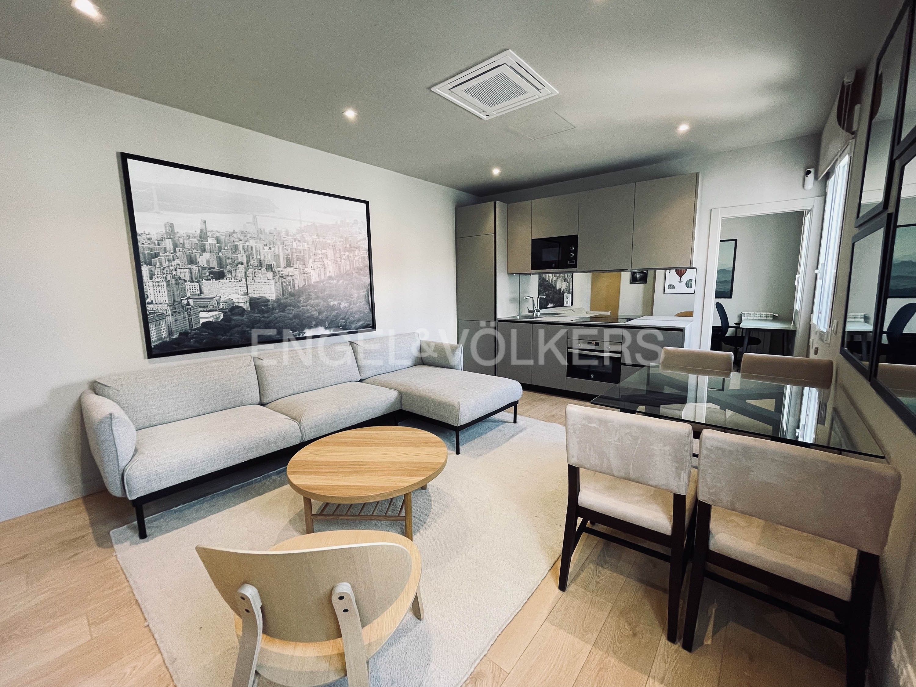 Sala d'estar de Apartament de lloguer en  Madrid Capital amb Aire condicionat, Calefacció i Moblat