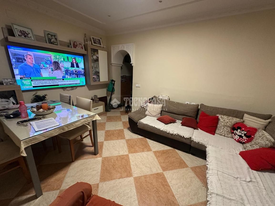 Sala d'estar de Casa adosada en venda en  Sevilla Capital amb Aire condicionat i Terrassa