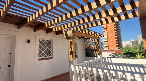 BUNGALOW EN UNA PLANTA CON TERRAZAS Y PORCHE