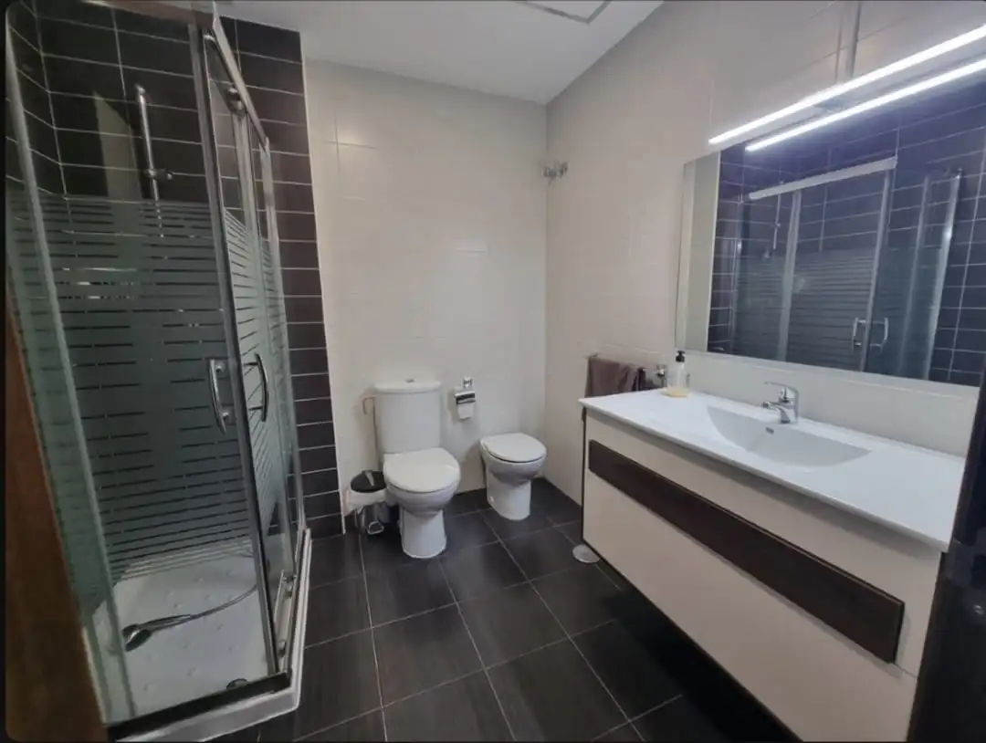 Baño de Piso de alquiler en Sanlúcar la Mayor con Aire acondicionado, Amueblado y TV