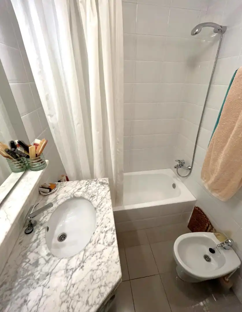 Badezimmer von Dachboden zum Verkauf in Palamós mit Terrasse und Möbliert