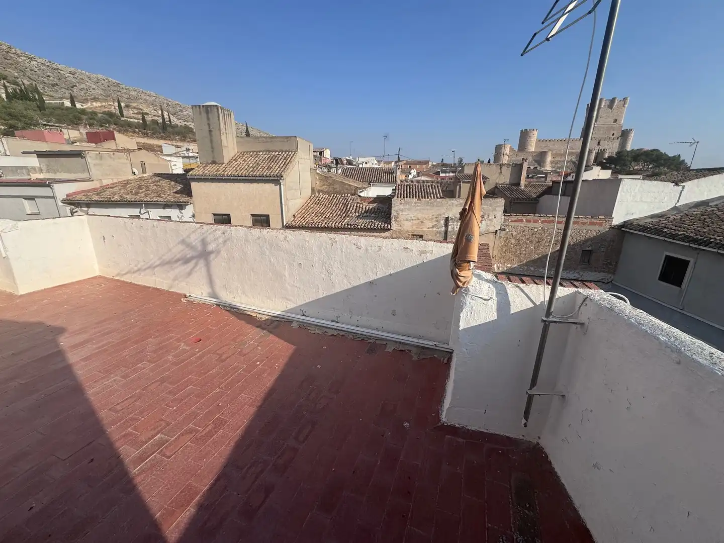 Vista exterior de Casa adosada en venda en Villena amb Aire condicionat, Terrassa i Balcó