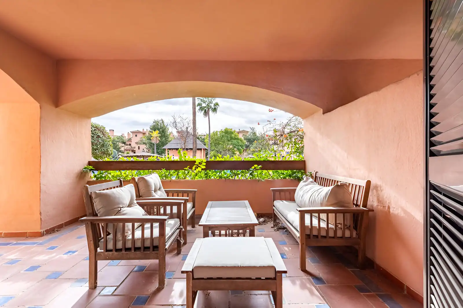 Terrasse von Erdgeschoss zum Verkauf in Estepona mit Klimaanlage, Terrasse und Abstellraum