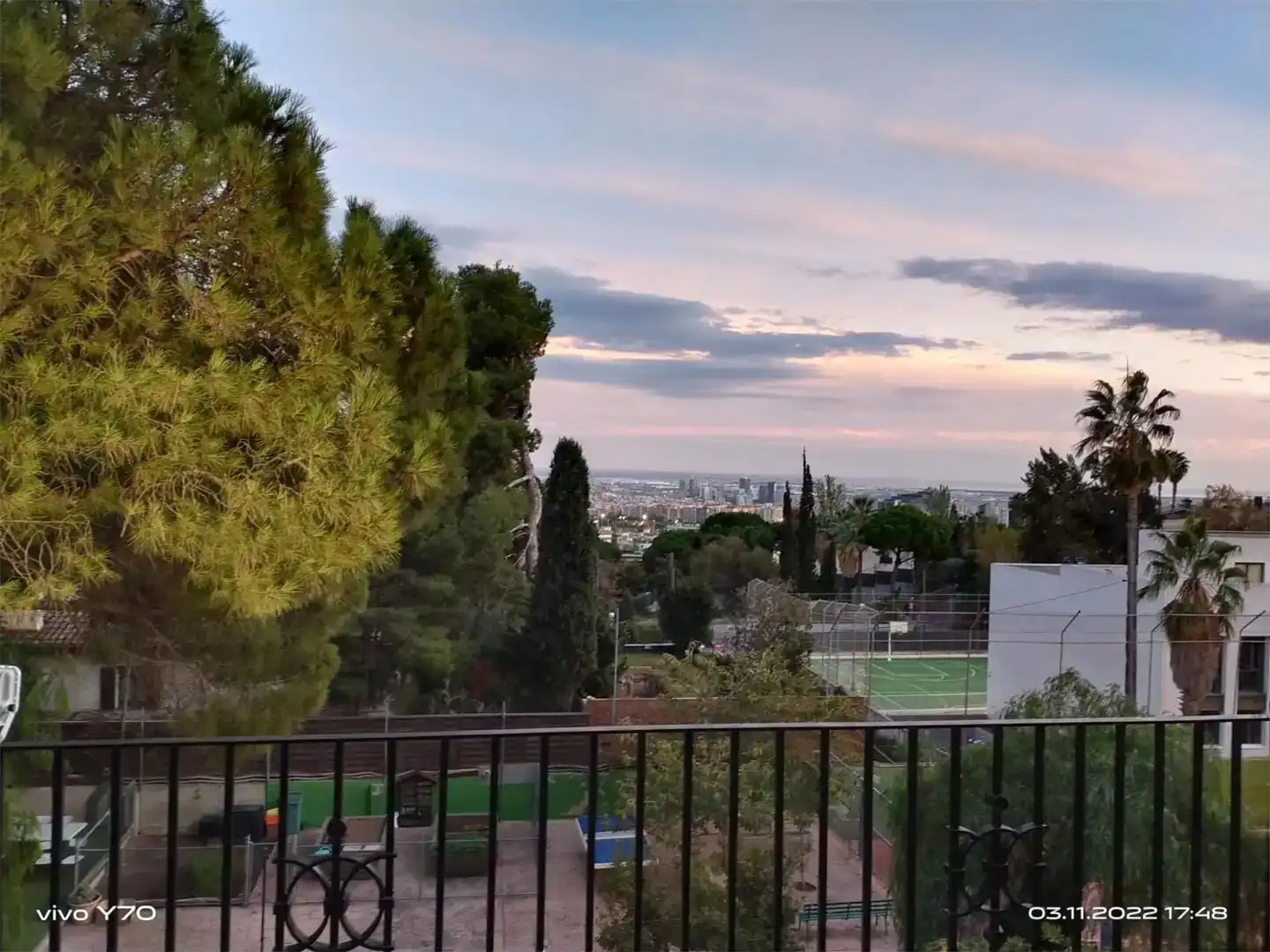 Vista exterior de Casa o xalet de lloguer en  Barcelona Capital amb Balcó