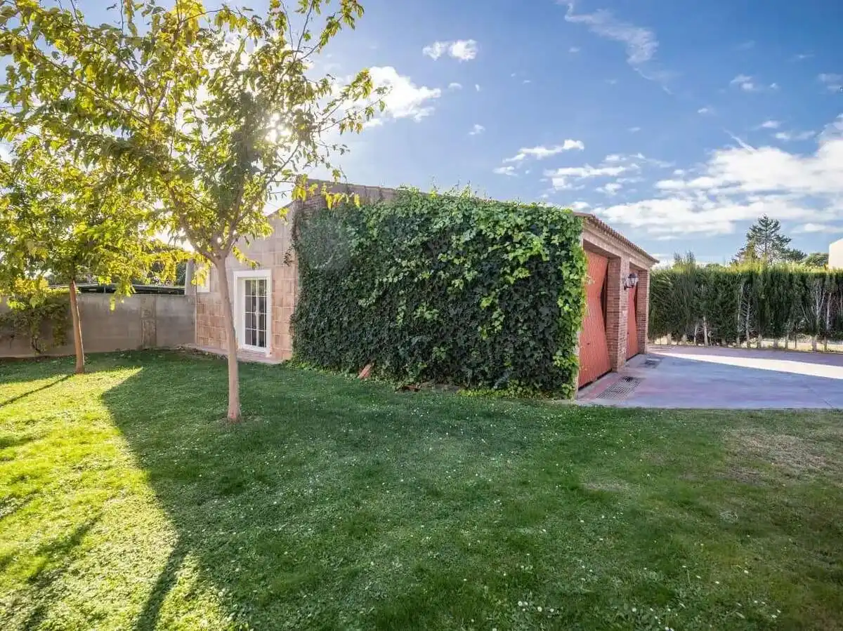 Vista exterior de Casa o xalet en venda en Zaragoza amb Aire condicionat, Calefacció i Jardí privat