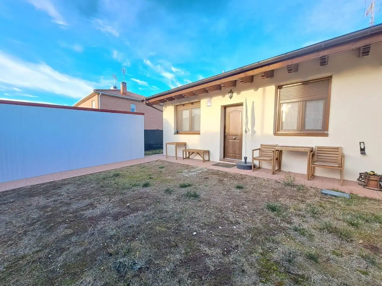 Vista exterior de Casa o xalet en venda en Villalonquéjar