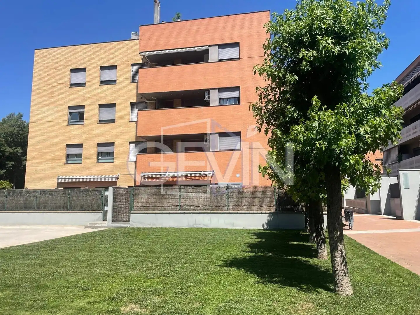 Vista exterior de Piso en venta en Santa Perpètua de Mogoda con Aire acondicionado, Calefacción y Jardín privado