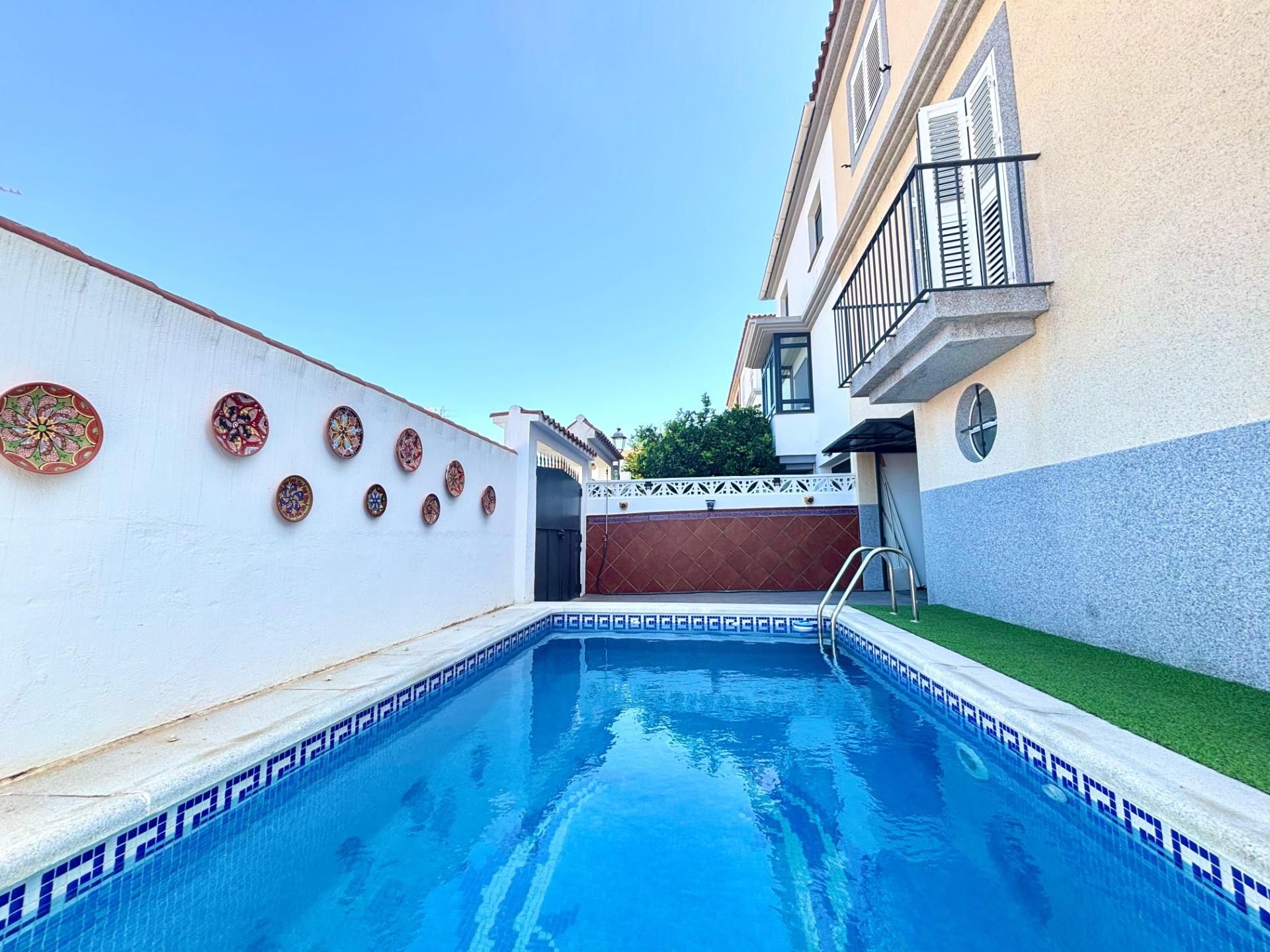 Piscina de Casa adosada en venda en Los Barrios amb Piscina