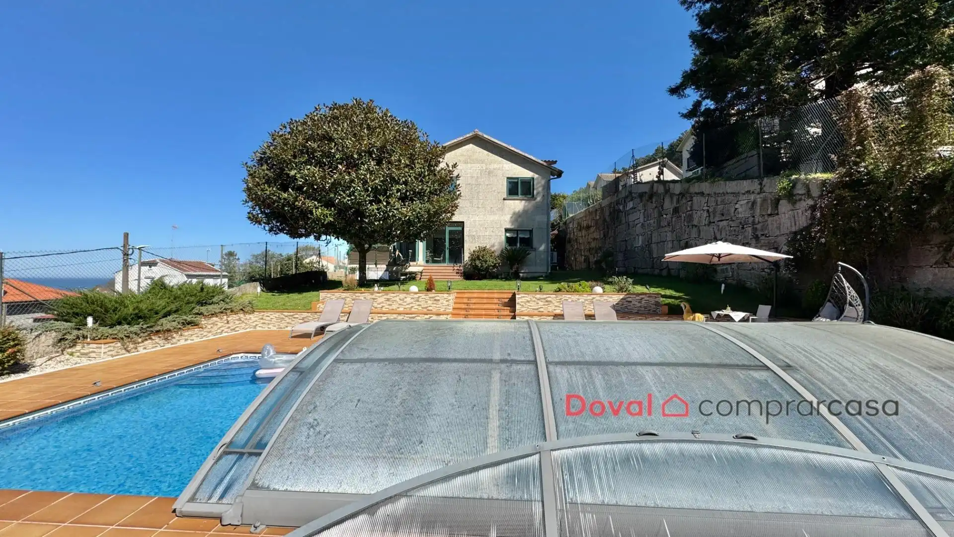 Piscina de Casa o xalet en venda en Vigo  amb Aire condicionat, Calefacció i Jardí privat