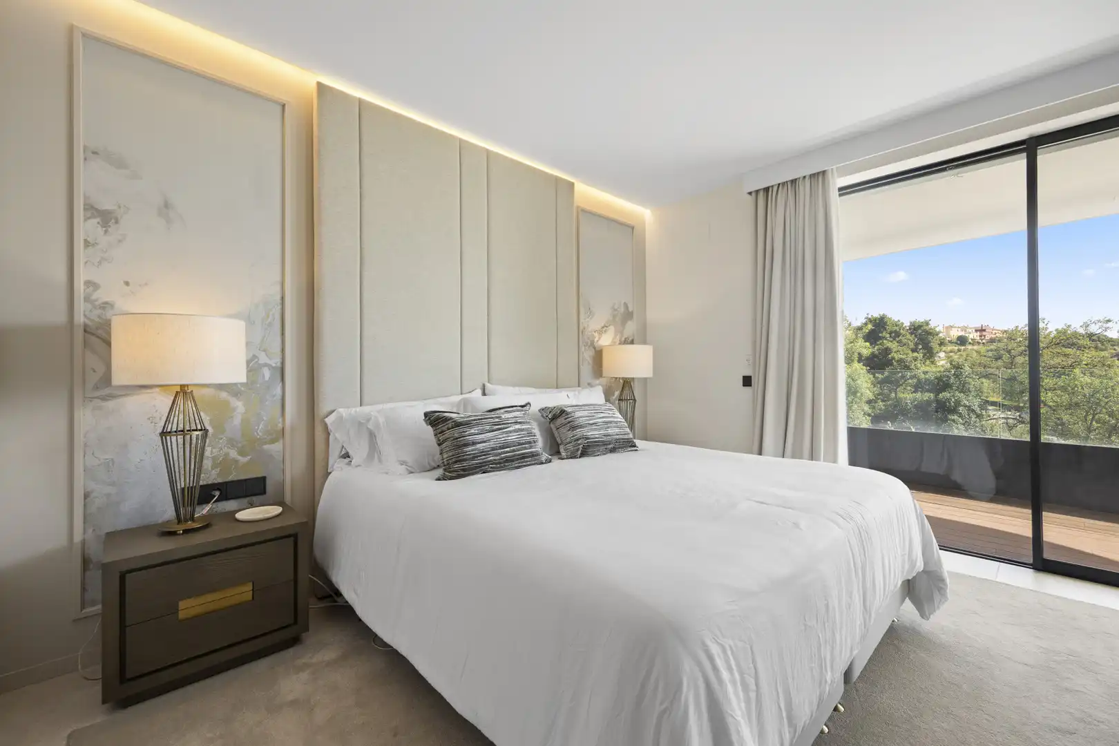 Schlafzimmer von Wohnungen zum Verkauf in Sotogrande mit Klimaanlage, Terrasse und Abstellraum