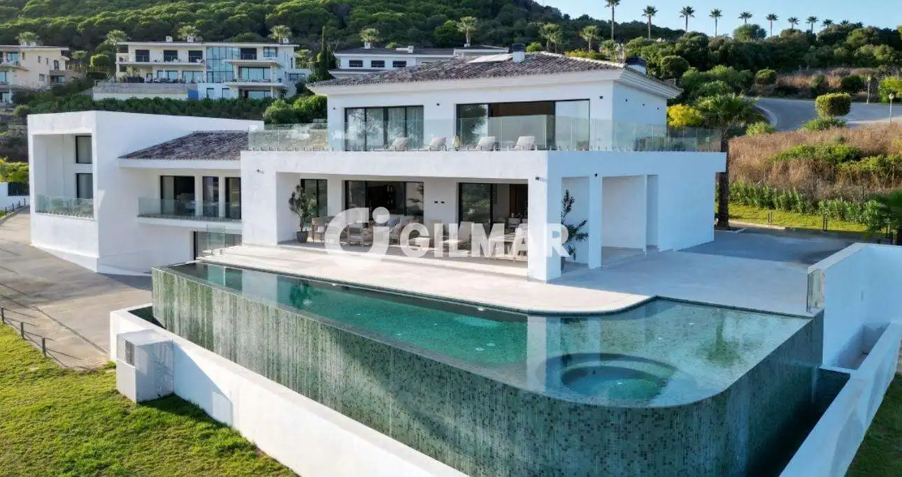 Detached house with pool for sale in Sotogrande Alto