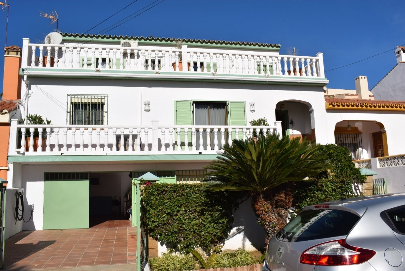 Vista exterior de Casa adosada en venda en Sotogrande amb Aire condicionat, Calefacció i Jardí privat
