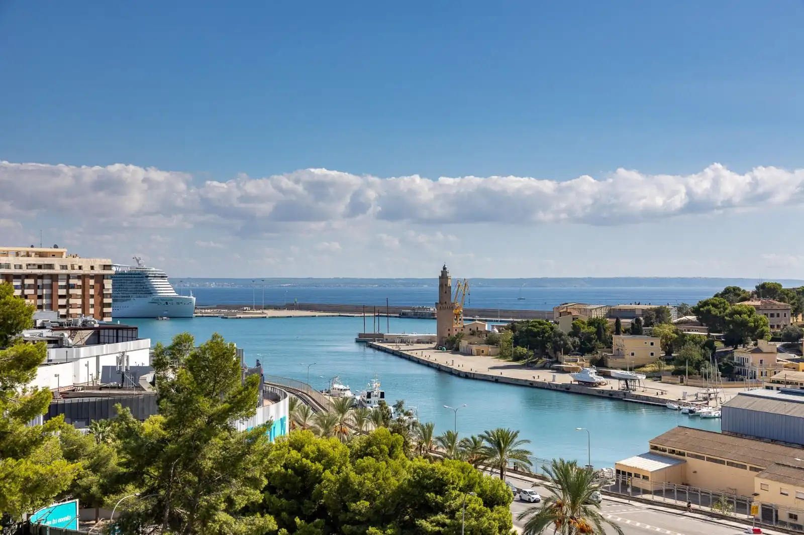 Außenansicht von Einfamilien-Reihenhaus zum Verkauf in  Palma de Mallorca mit Klimaanlage, Heizung und Terrasse