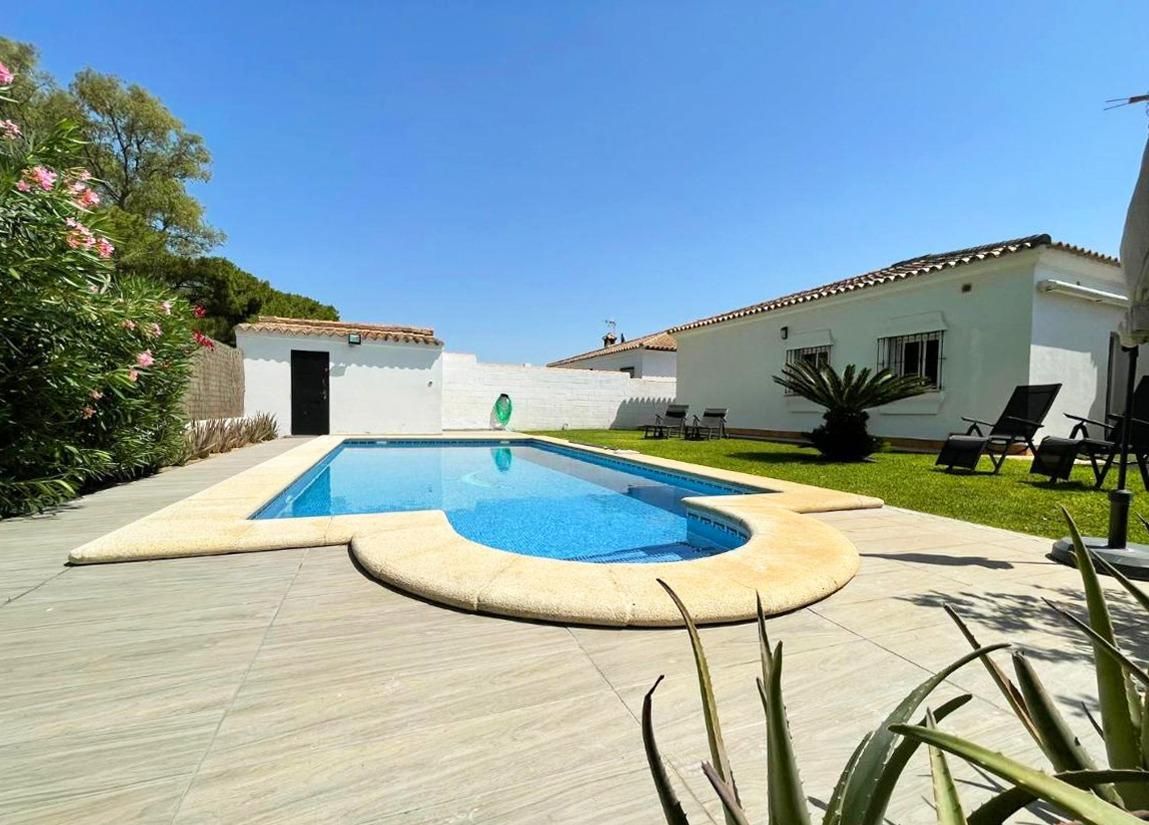Swimming pool of House or chalet for sale in Chiclana de la Frontera  with Air Conditioner, Private garden and Storage room
