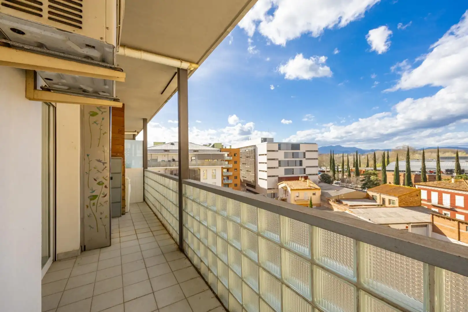 Vista exterior de Dúplex en venda en Girona amb Calefacció, Jardí privat i Piscina