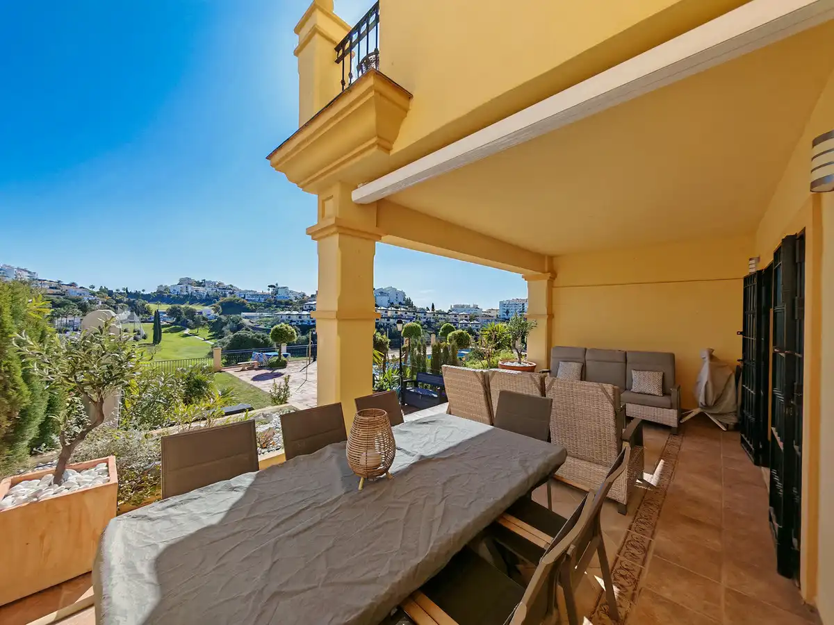 Terrasse von Einfamilien-Reihenhaus zum Verkauf in Mijas mit Klimaanlage, Heizung und Privatgarten