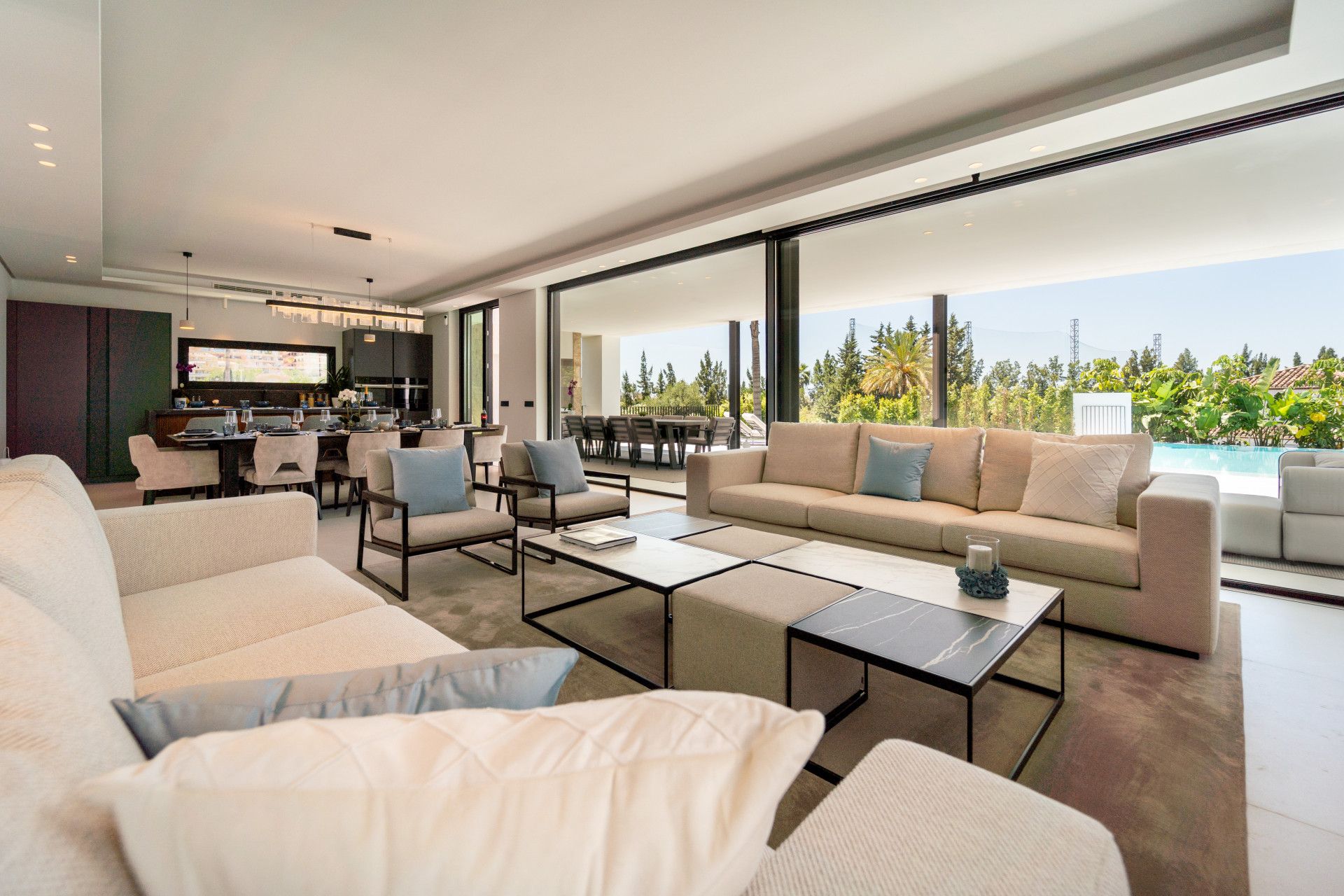 Sala d'estar de Casa o xalet en venda en Marbella amb Jardí privat, Terrassa i Piscina