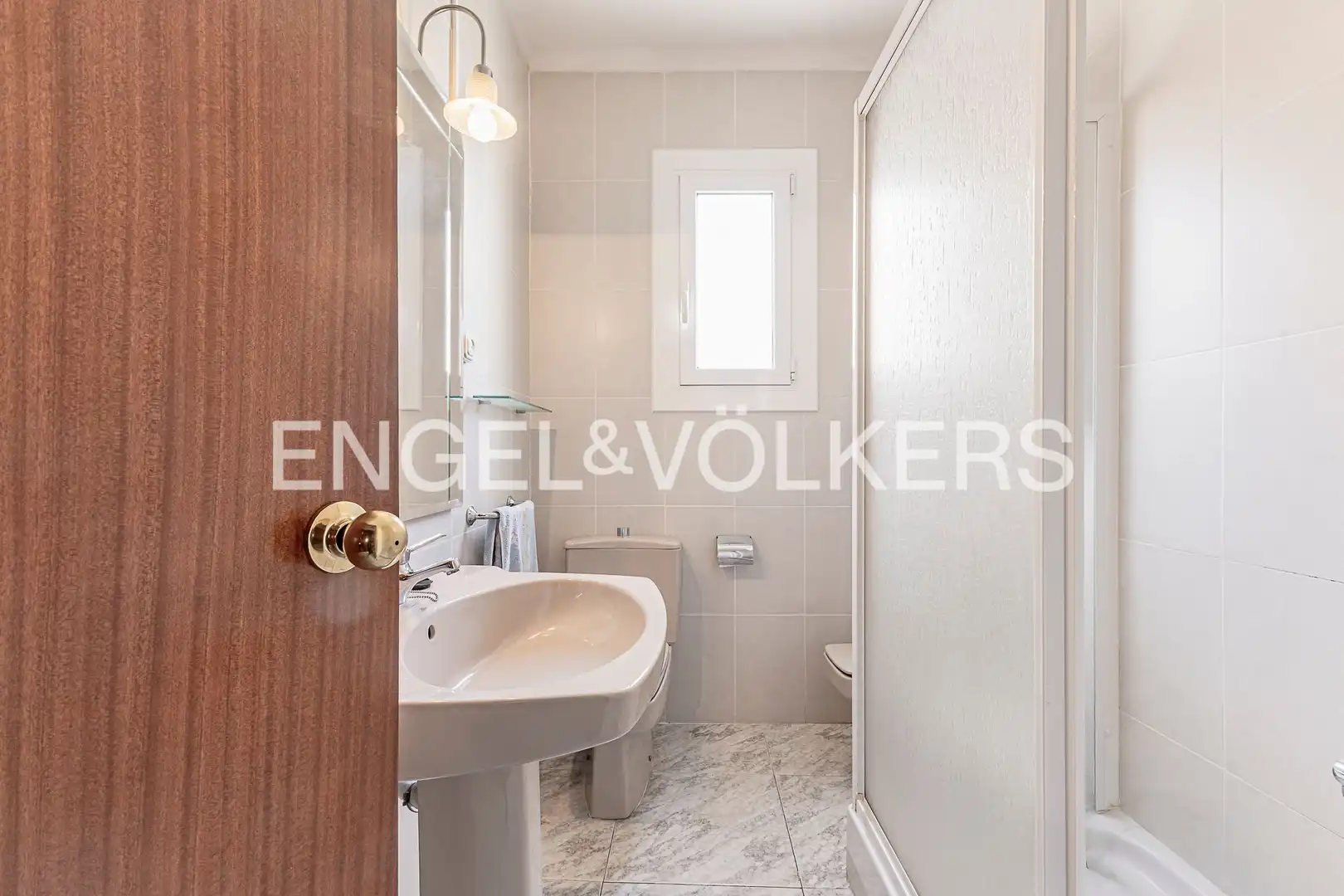 Badezimmer von Wohnung zum Verkauf in Barcelona mit Heizung und Balkon