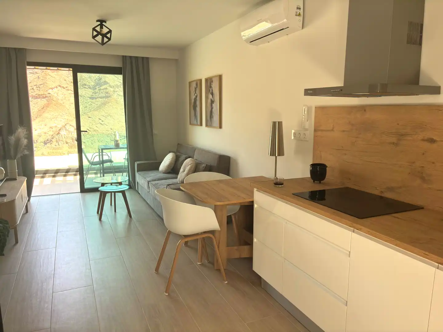 Sala d'estar de Pis de lloguer en Mogán amb Aire condicionat, Traster i Moblat