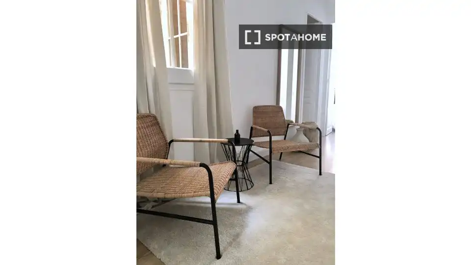 Exterior view of Flat for share in L'Hospitalet de Llobregat  with Air Conditioner, Heating and Terrace