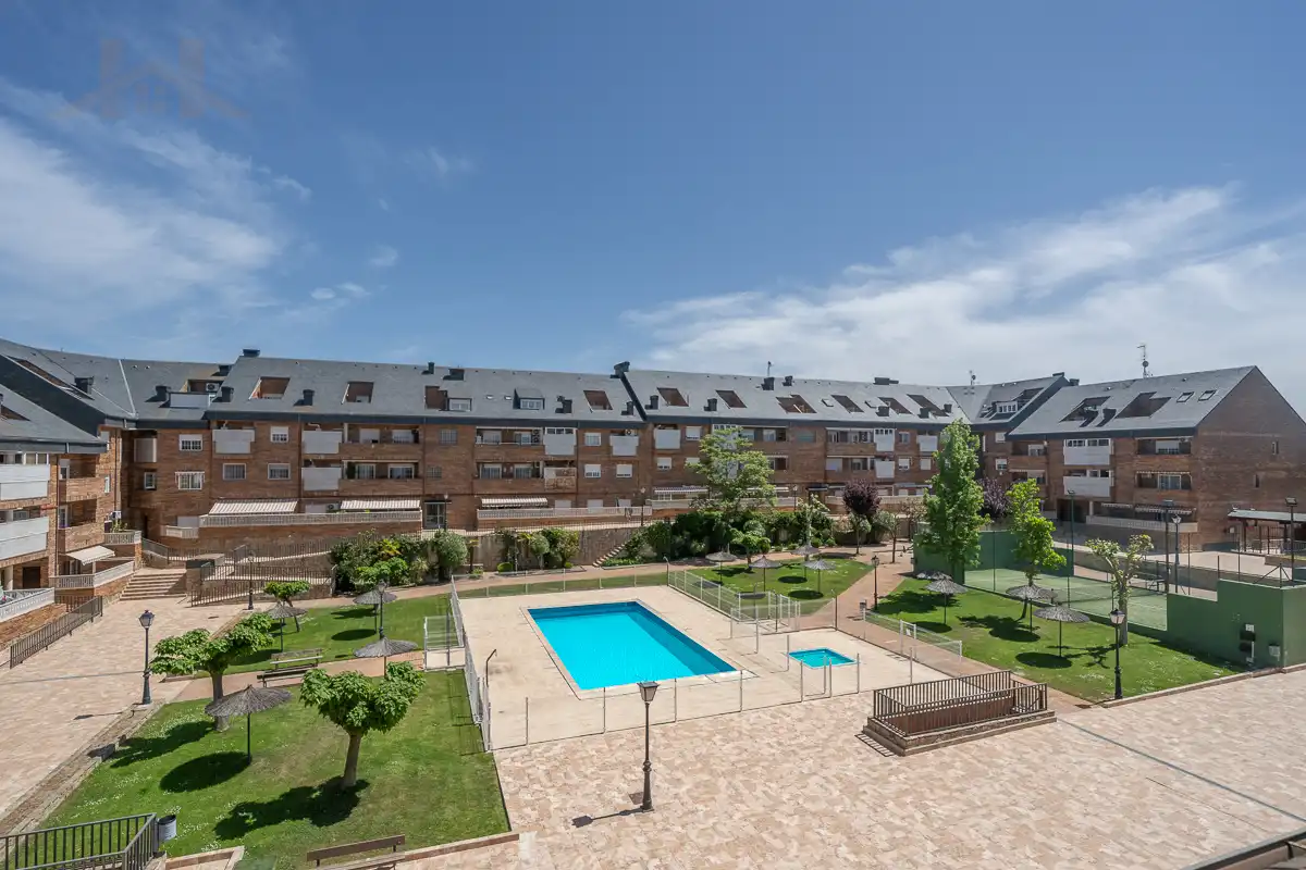 Piscina de Dúplex en venda en Villanueva del Pardillo amb Aire condicionat, Calefacció i Terrassa