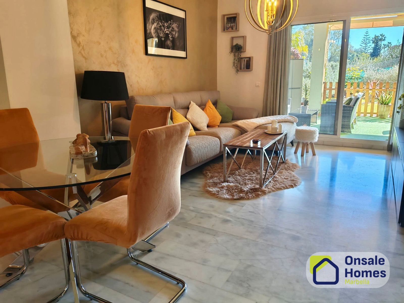 Living room of Planta baja for sale in Marbella  with Air Conditioner, Private garden and Storage room