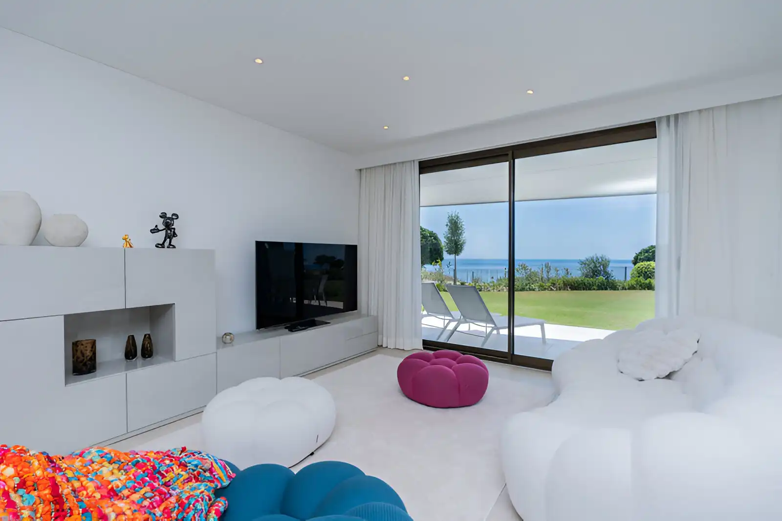 Wohnzimmer von Erdgeschoss zum Verkauf in Casares mit Klimaanlage, Privatgarten und Terrasse