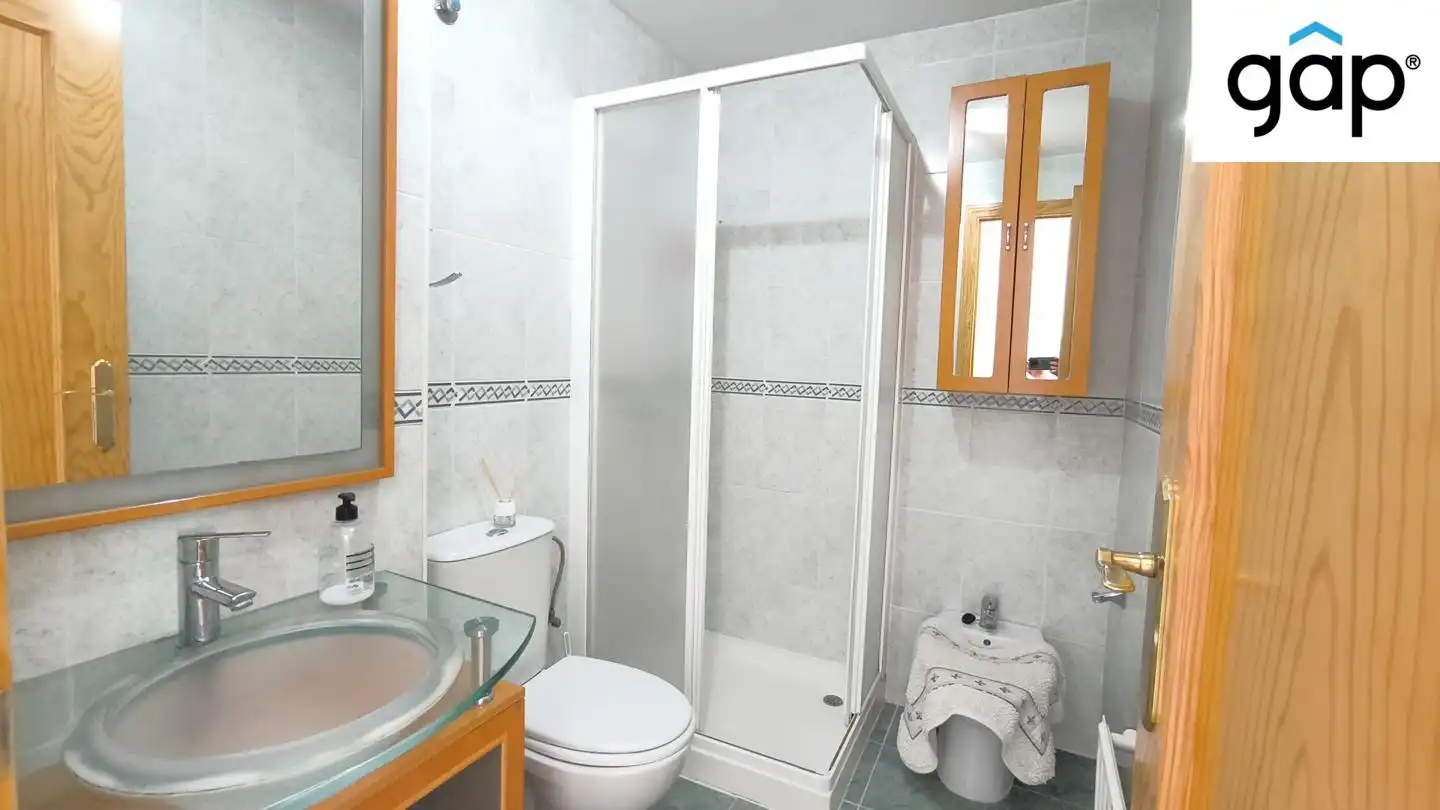 Baño de Piso de alquiler en Cuenca con Calefacción, Terraza y Amueblado