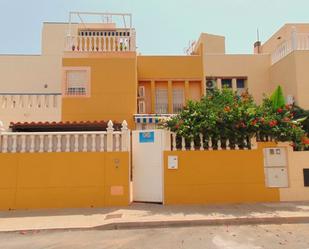 Vista exterior de Casa adosada en venda en San Pedro del Pinatar amb Aire condicionat, Calefacció i Jardí privat