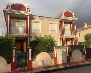 Vista exterior de Casa o xalet en venda en Orihuela amb Jardí privat