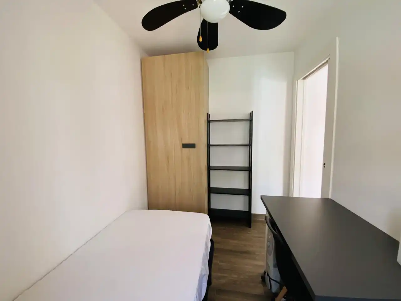 Bedroom of Flat for rent in Granada  with Air Conditioner, Furnished and Balcony