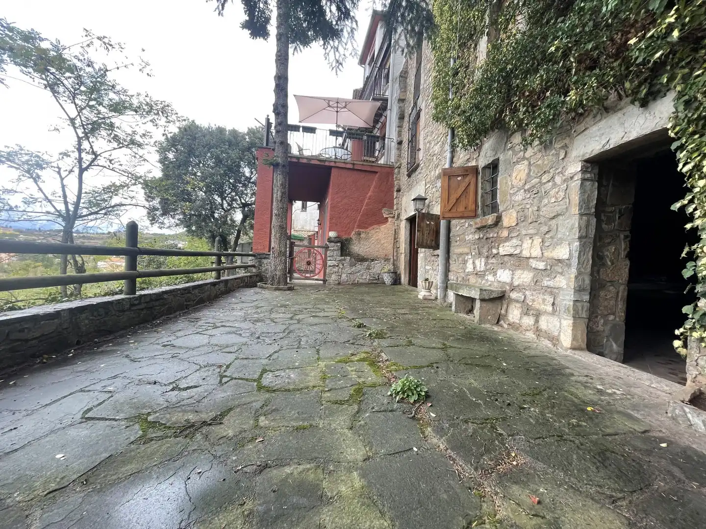 Außenansicht von Einfamilien-Reihenhaus zum Verkauf in Santa Maria d'Oló mit Heizung und Terrasse