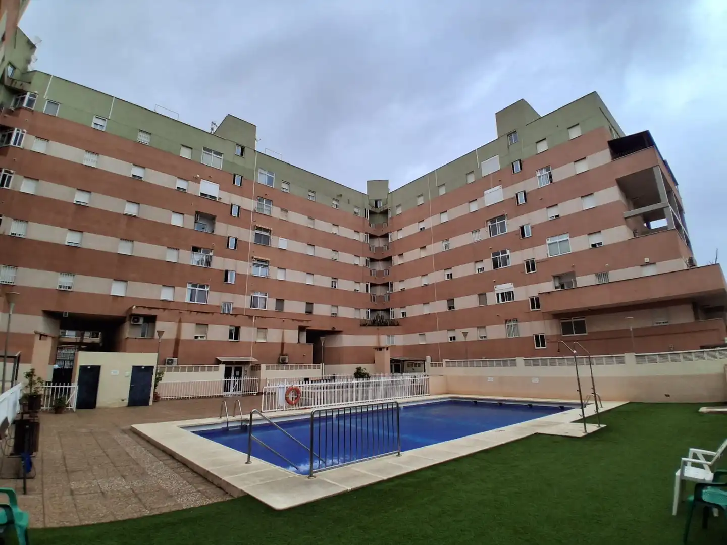 Vista exterior de Pis en venda en Roquetas de Mar amb Aire condicionat, Calefacció i Terrassa