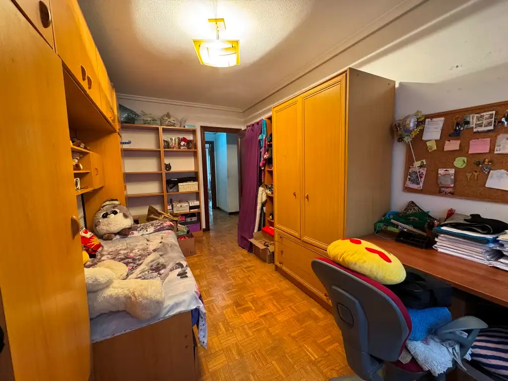 Dormitori de Pis en venda en Gijón  amb Calefacció, Parquet i Traster