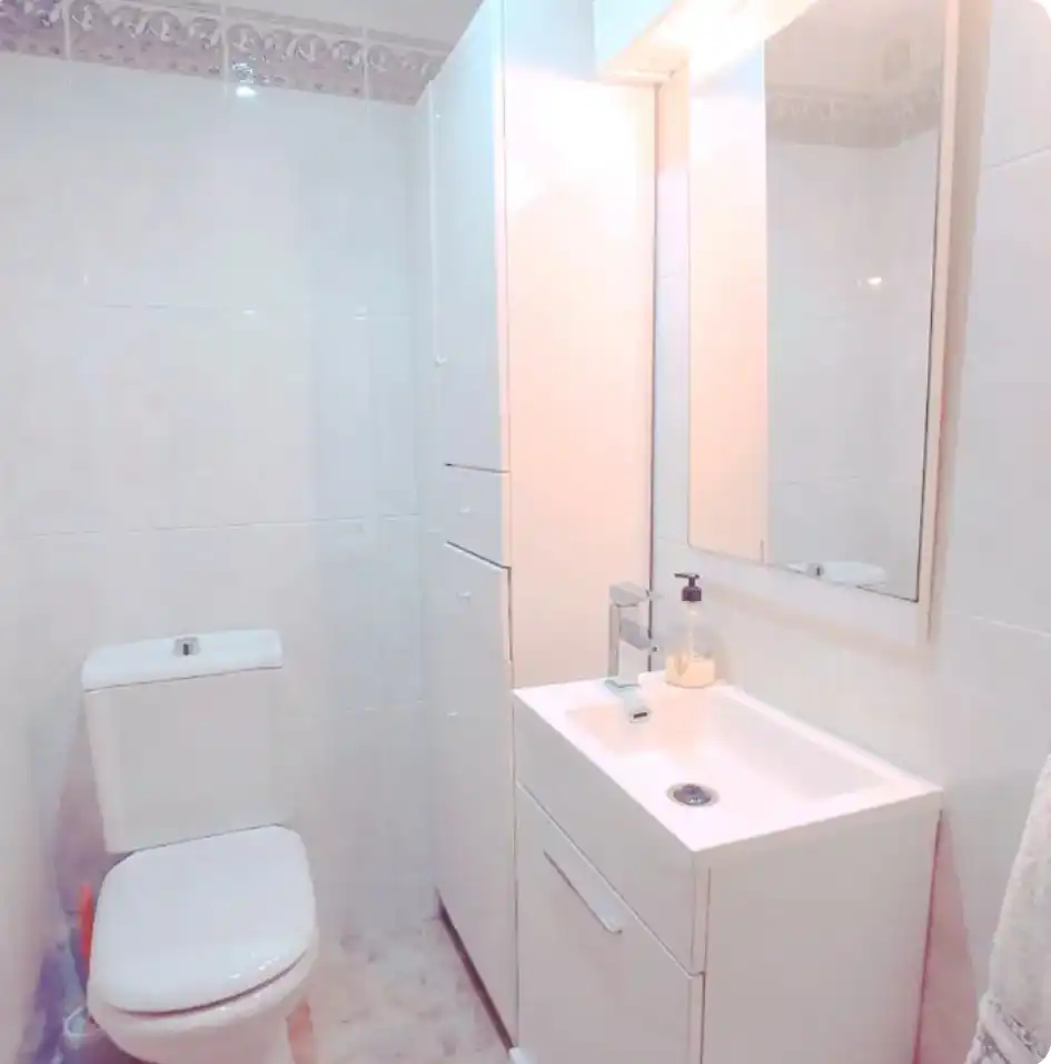 Bathroom of Flat for rent in Granada  with Air Conditioner, Heating and Terrace