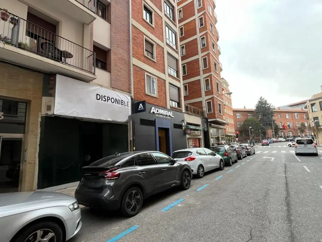 Vista exterior de Local en venda en  Pamplona / Iruña amb Moblat