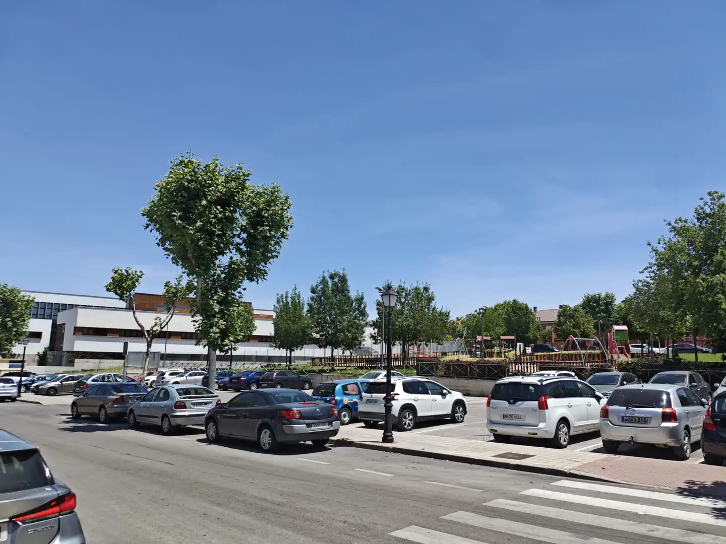 Aparcament de Dúplex en venda en Sevilla la Nueva amb Aire condicionat, Calefacció i Jardí privat