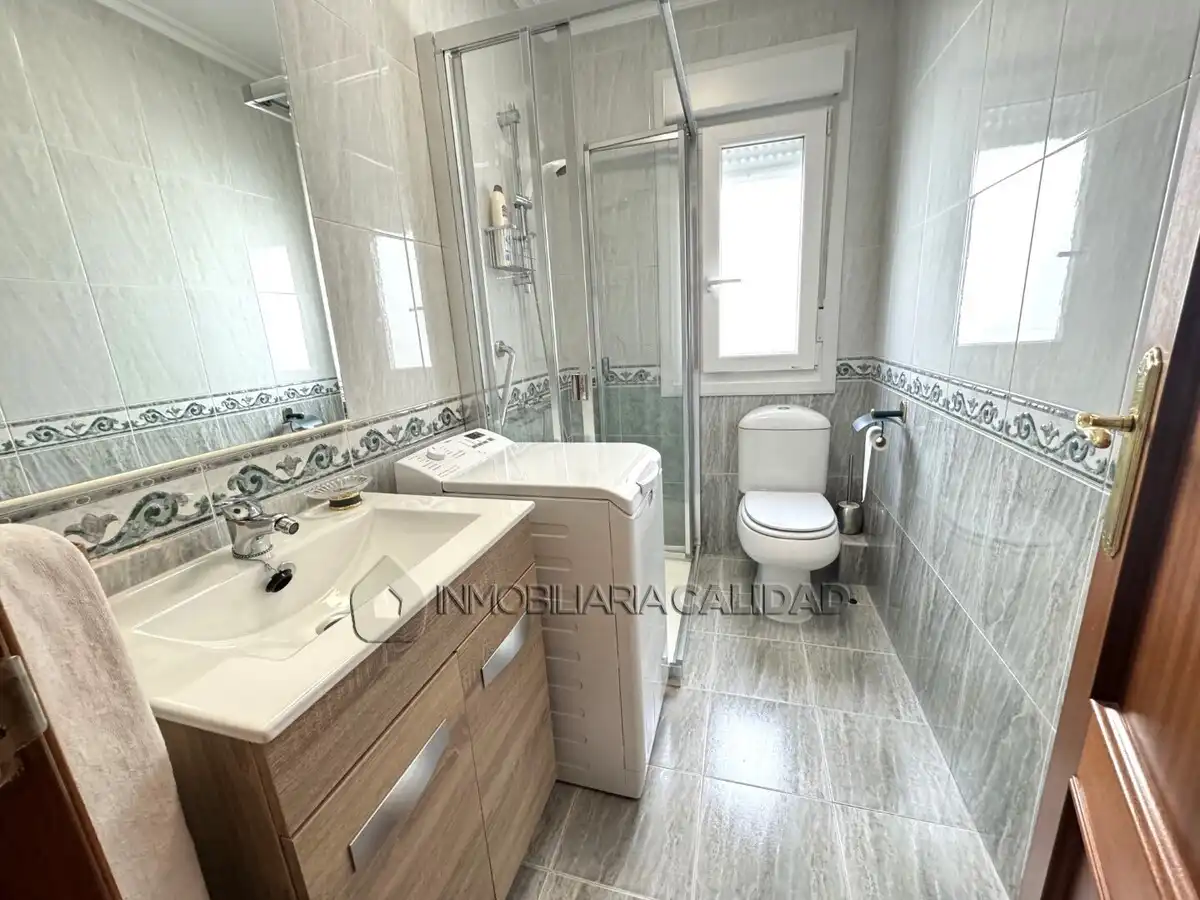 Baño de Piso de alquiler en Burgos con Calefacción y Amueblado