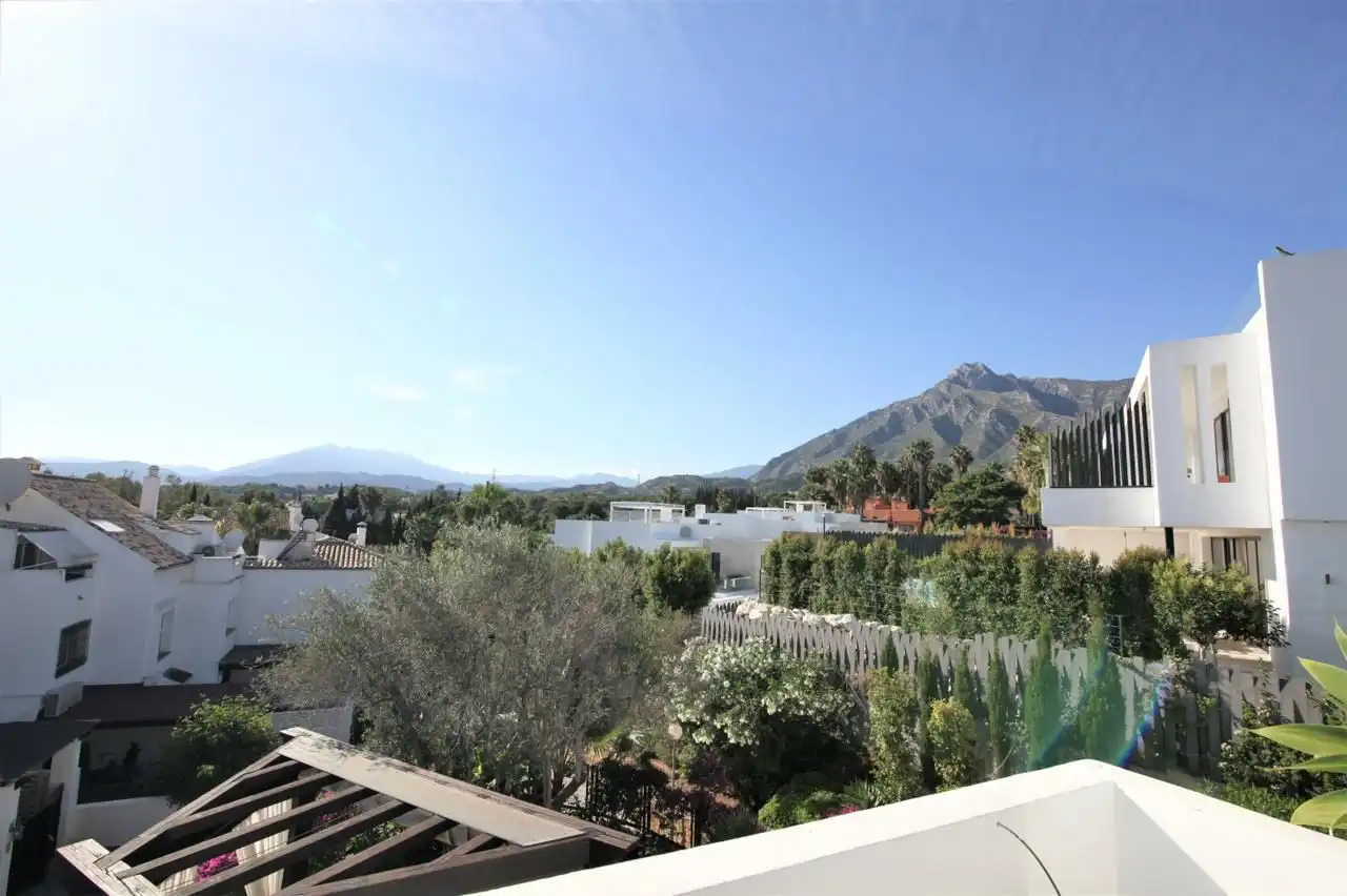 Vista exterior de Casa o xalet de lloguer en Marbella amb Aire condicionat, Calefacció i Jardí privat