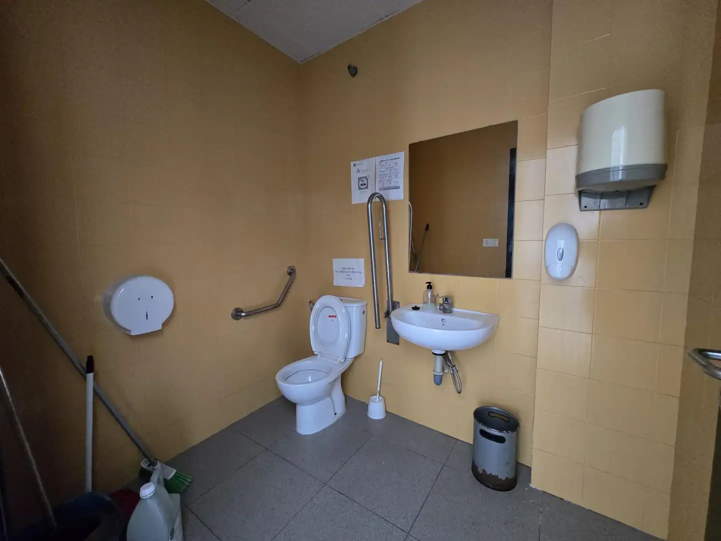 Badezimmer von Geschaftsraum zur Miete in Tarifa