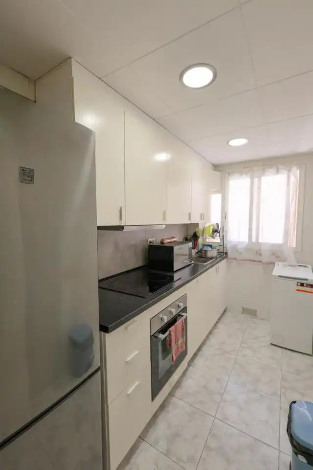 Küche von Erdgeschoss zum Verkauf in Sant Boi de Llobregat mit Abstellraum