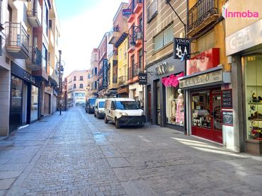 Locale commerciale in affitto a Calle Isilla 4